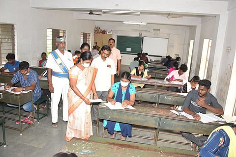 விழுப்புரம் அரசு மாதிரி மகளிர் மேல்நிலைப்பள்ளியில் உள்ள தேர்வு மையத்தில் , குரூப்-4- தேர்வு நடந்து வருவதை மாவட்ட கலெக்டர் (பொ) பரமேஸ்வரி ஆய்வுசெய்தார். 