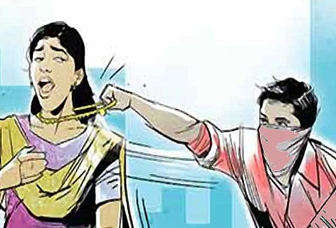 விருத்தாசலத்தில் நடந்து சென்ற வங்கி பெண் ஊழியரிடம் தாலி செயின் பறிப்பு