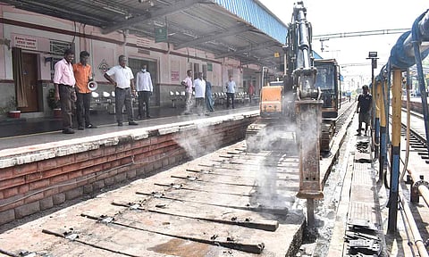 ஈரோடு ரெயில் நிலையத்தில் பராமரிப்பு பணிகள் தொடங்கியது