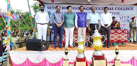 விளையாட்டு வீரர்களின் அணிவகுப்பை சிறப்பு விருந்தினர்கள் ஏற்றபோது எடுத்த படம்.