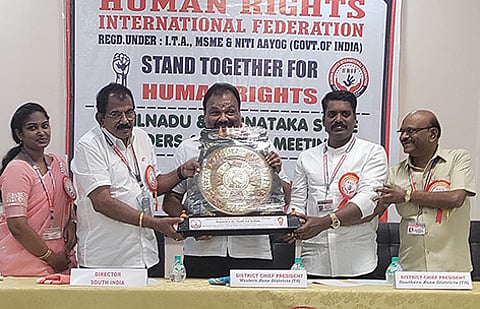 மனித உரிமைகள் இன்டர்நேஷனல் அமைப்பின் சார்பில் நந்தி குமாருக்கு மனித நேயர் விருதை அலுபினிஷ் பிரேம் குமார் மற்றும் ஆரோக்கியபழம் வழங்கிய காட்சி.