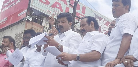 ஊட்டியில் அ.தி.மு.க.வினர் ஆர்ப்பாட்டம்