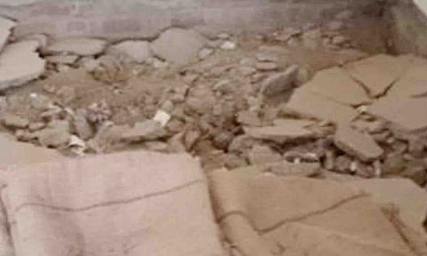  சேதமாகியுள்ள அரசு சேமிப்பு கிடங்கை படத்தில் காணலாம்.