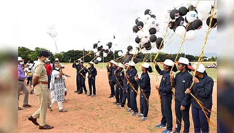 188 நாடுகளின் கொடிகள் ஒட்டப்பட்ட பலூன்களை கலெக்டர் ஸ்ரேயாசிங், போலீஸ் சூப்பிரண்டு சாய்சரண் தேஜஸ்வி ஆகியோர் பறக்கவிட்டபோது எடுத்தபடம்.