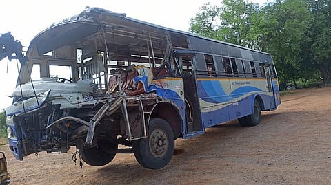 விபத்தில் சிக்கிய அரசு பஸ் உருக்குலைந்த காட்சி. 
