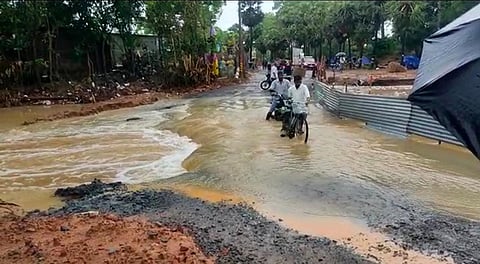 காட்டாற்று வெள்ளத்தில் அடித்து செல்லபட்ட தளவாடபொருட்களை படத்தில் காணலாம்.