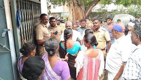 கூட்டுறவு சங்க அலுவலகத்தை பூட்டி முற்றுகை போராட்டத்தில் ஈடுபட்ட வாடிக்கையாளர்களிடம் போலீசார் சமாதான பேச்சு வார்த்தை நடத்திய காட்சி.