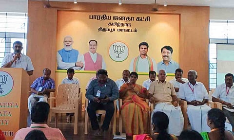 கூட்டத்தில் மாவட்ட தலைவர் செந்தில்வேல் பேசிய காட்சி.