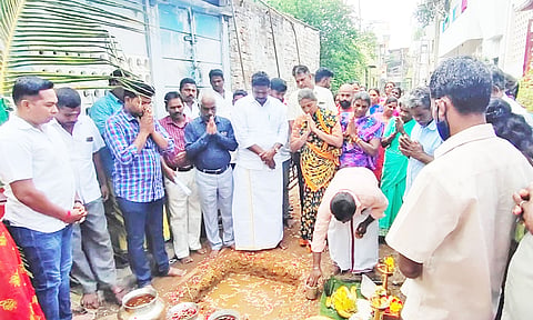காலாப்பட்டு தொகுதியில் வாய்கால் அமைக்கும் பணியை கல்யாணசுந்தரம் எம்.எல்.ஏ. தொடங்கி வைத்தார்.