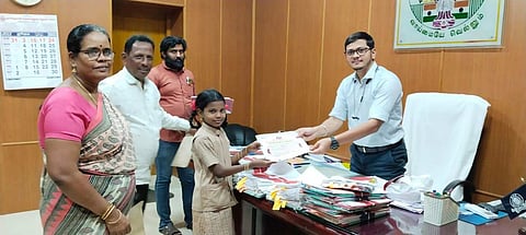 போட்டியில் வெற்றிபெற்ற மாணவியை சேரன்மகாதேவி சப்-கலெக்டர் ரிஷப் பாராட்டினார். 