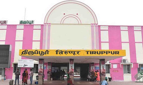 பெயர் பலகை அகற்றப்பட்டுள்ளதை படத்தில் காணலாம். 