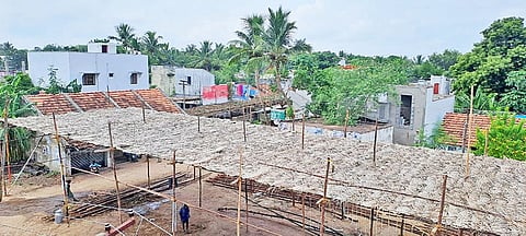 மேல்பாதி கிராமத்தில், 60 ஆண்டுகளுக்கு ஒருமுறை நடைபெறும் ஸ்ரீதர்மராஜா பட்டாபிஷேக விழாவை முன்னிட்டு, முக்கிய வீதிகளில் பச்சைகீற்று (தென்னை ஓலை) பந்தல் அமைக்கப்பட்டுள்ளது. 