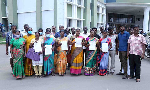 குடியிருப்பு பொதுமக்கள் மாவட்ட வருவாய் அலுவலரிடம் மனு கொடுக்க வந்ததை படத்தில் காணலாம்.