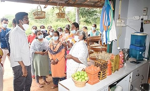 மசினகுடி அரசு மேல்நிலைப்பள்ளியில் ரூ.9.30 லட்சம் மதிப்பில் சத்துணவு கூடம் கட்டும் பணி