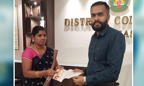 பேரூராட்சி மன்ற தலைவர் சீதாலட்சுமி தென்காசி மாவட்ட கலெக்டரிடம் கோரிக்கை மனு வழங்கிய காட்சி.