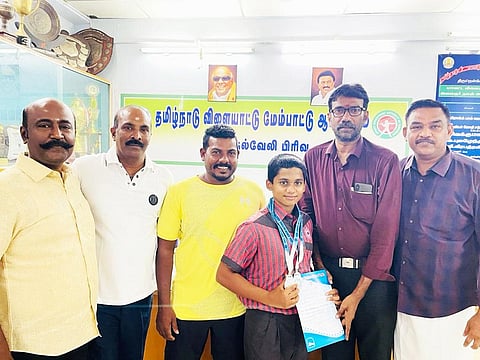 நீச்சல் வீரருக்கு நடைபெற்ற பாராட்டு விழாவில் கலந்து கொண்டவர்கள்