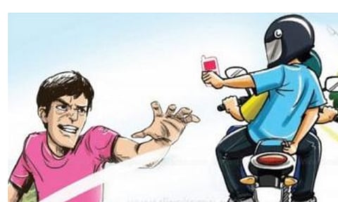 லாரி டிரைவரிடம் கத்திமுனையில் பணம்-செல்போன் பறிப்பு
