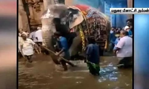 கோவில் வளாகத்தில் மழைநீர்