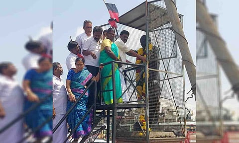 உடுமலை நகர தி.மு.க. செயலாளராக நியமிக்கப்பட்ட வேலுச்சாமி அண்ணா சிலைக்கு மாலை அணிவித்து மரியாதை செலுத்திய காட்சி. 