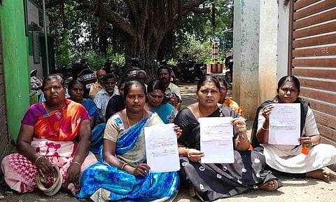 பொதுமக்களுடன் ஊராட்சி மன்ற அலுவலகத்தின் முன்பு அமர்ந்து காத்திருப்பு போராட்டத்தில் ஈடுபட்ட வார்டு உறுப்பினர் நித்யா. 