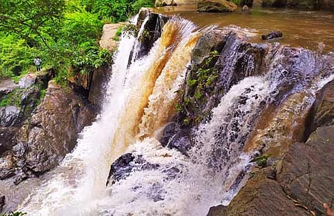 தொடர்மழையால் புல்லாவெளி நீர்வீழ்ச்சியில் ஆர்ப்பரித்து கொட்டும் தண்ணீர்.