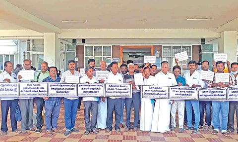 நுகர்வோர் விழிப்புணர்வு பிரிவினர் மனு கொடுக்க வந்த காட்சி.