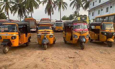 பறிமுதல் செய்யப்பட்ட ஆட்டோக்கள். 