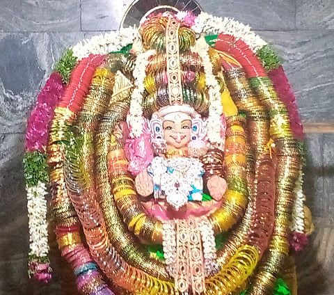 அம்பாளுக்கு வளையல் அலங்காரம்