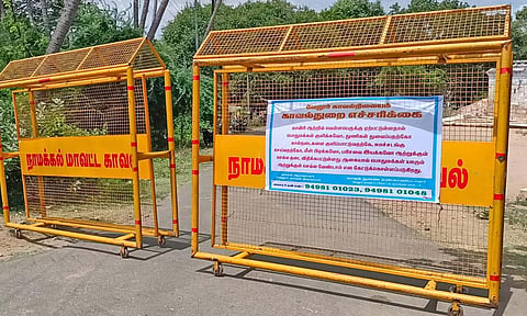 காவிரி ஆற்றுக்கு செல்லும் பாதை இரும்பு தடுப்புகளை வைத்து இருப்பதை படத்தில் காணலாம்.