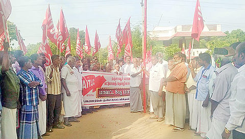 மாநாட்டில் கொடியேற்றம் நிகழ்ச்சி நடைபெற்றது.