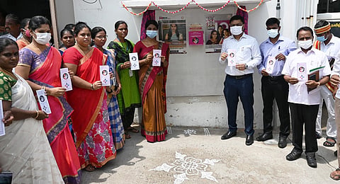 பாலியல் துன்புறுத்தல் குறித்த விழிப்புணர்வு துண்டு பிரசுரங்களை மாவட்ட கலெக்டர் ஷர்வன் குமார் வெளியிட்டார்.