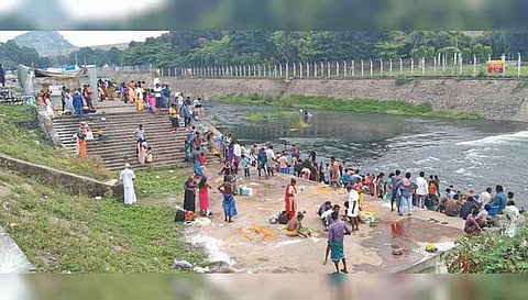 மேட்டூர் அணை அருகே காவிரியில் புனித நீராடிய பக்தர்கள். 