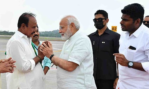 உழவர் உழைப்பாளர் கட்சி தலைவர் செல்லமுத்து பிரதமர் நரேந்திர மோடியிடம் கோரிக்கை மனு வழங்கிய காட்சி.