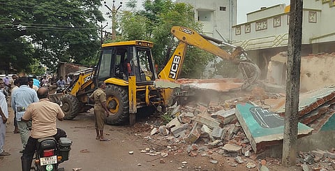ஆக்கிரமித்து கட்டப்பட்ட வீடுகளை இன்று மாநகராட்சி பணியாளர்கள் இடித்து தள்ளினர்.