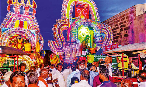 ரதங்கள் புன்னைநல்லூர் மாரியம்மன் கோவிலுக்கு புறப்பட்டு சென்ற போது எடுத்த படம்.