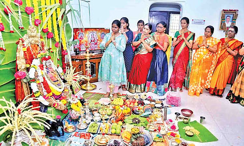 திருப்பூர் காங்கயம் சாலையில் உள்ள ஒரு வீட்டில் நடைபெற்ற சிறப்பு பூஜையில் பெண்கள் பலர் கலந்து கொண்ட காட்சி.
