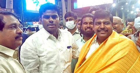 கே.ஆர்.எம். ராதாகிருஷ்ணன் தமிழக பா.ஜ.க. தலைவர் அண்ணாமலையை சந்தித்த போது எடுத்தபடம்.