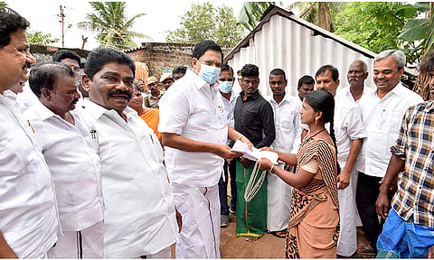 பனமரத்துப்பட்டி கிராமம், காந்தி நகர் பகுதியில் வசிக்கும் இருளர் இன மக்களிடம் அடிப்படை வசதிகள் மற்றும் கோரிக்கைகளை அமைச்சர் காந்தி நேரில் பார்வையிட்டு கோரிக்கை மனுக்களை பெற்று கொண்ட போது எடுத்தபடம். அருகில் பர்கூர் சட்டமன்ற உறுப்பினர் மதியழகன் உள்பட பலர் உள்ளனர்.