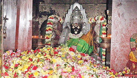 மாரியம்மன் முன்பு பூக்கள் குவித்து வைக்கப்பட்டுள்ளது. பூ
