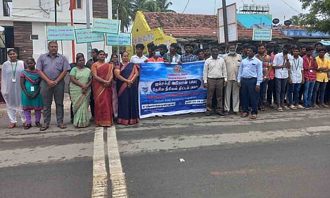விழிப்புணர்வு நிகழ்ச்சியில் பங்கேற்றவர்களை படத்தில் காணலாம்.