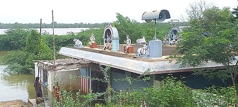 கோவிலை சூழ்ந்த தண்ணீரை படத்தில் காணலாம். 