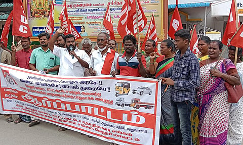 வேலூரில் ஆட்டோ தொழிலாளர்கள் ஆர்ப்பாட்டம் செய்த காட்சி.