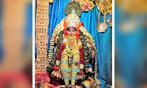 ரூபாய் நோட்டுக்களால் அலங்கரிக்கப்பட்ட அம்மன்.