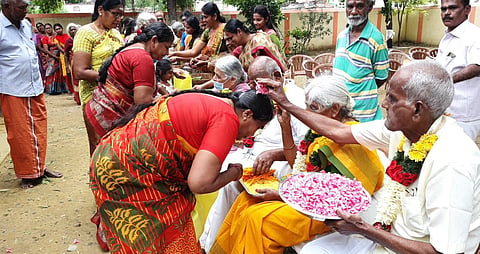 வரலட்சுமி விரதத்தை முன்னிட்டு வயதான தம்பதிகளிடம் ஆசி பெற்ற சுமங்கலி பெண்கள்