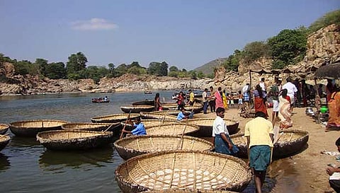 கோட்டையூர், பண்ணவாடி பரிசல் துறையில் விசைப்படகு, பரிசல் போக்குவரத்து நிறுத்தம்
