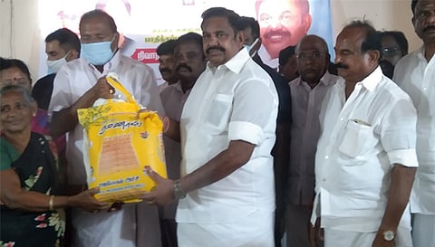 வெள்ளத்தால் பாதிக்கப்பட்ட மக்களுக்கு எதிர்க்கட்சித் தலைவர் எடப்பாடி பழனிசாமி நிவாரண பொருட்கள் வழங்கினார். அருகில் முன்னாள் அமைச்சரும், எம்.எல்.ஏ வுமான தங்கமணி உள்ளார்.