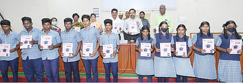 11,12-ம் வகுப்பு மாணவர்களுக்கு உயர் கல்வி வேலைவாய்ப்பு குறித்த வழிகாட்டி புத்தகங்களை கலெக்டர் மதுசூதன்ரெட்டி வழங்கினார். அருகில் உதவி ஆணையர்(ஆயம்) கண்ணகி, மாவட்ட முதன்மை கல்வி அலுவலர் சுவாமிநாதன் மற்றும் பலர் உள்ளனர்.