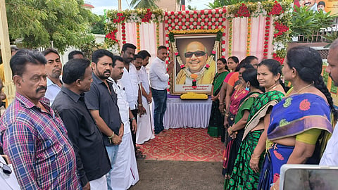 கருணாநிதி உருவ படத்திற்கு மலர் தூவி மரியாதை