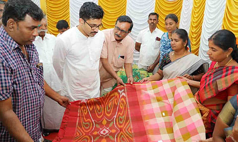 கைத்தறி கண்காட்சியை கலெக்டர் வினீத் தொடங்கி வைத்து பார்வையிட்ட காட்சி. 