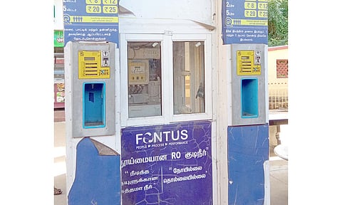 தஞ்சை ரெயில் நிலையத்தில் செயல்படாமல் இருக்கும் ஒரு ரூபாய் குடிநீர் திட்ட எந்திரம்.